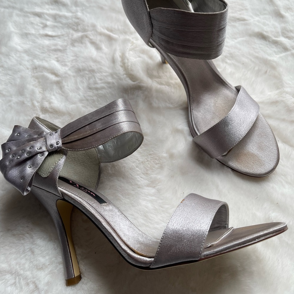 Gorgeous silver/grey satin ankle closure open toe pumps size 10